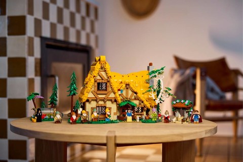 Hamarosan érkezik a legújabb LEGO® Disney™ készlet, a Hófehérke és a hét törpe házikója