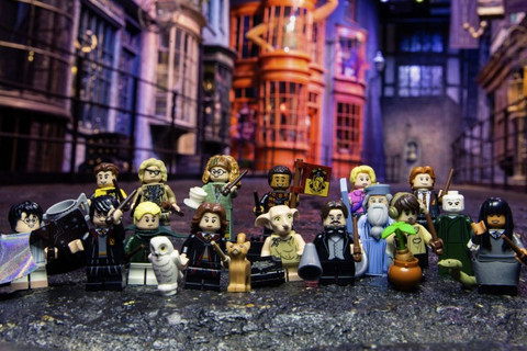 A LEGO® Harry Potter gyűjthető minifigurák kibújtak a láthatatlanná tévő köpeny alól!