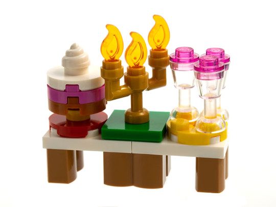 LEGO® Friends 41690-23 - Adventi Naptár 2021, Friends 22. nap - Asztal tortával, gyertyatartóval és serlegekkel