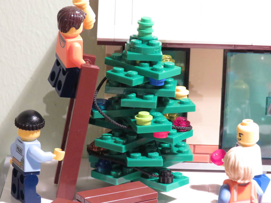 Karácsonyfa díszítés a falu főterén