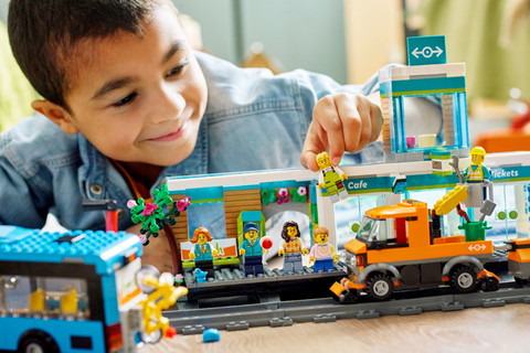Nyáron berobognak az új vonatok LEGO® CITY állomására!