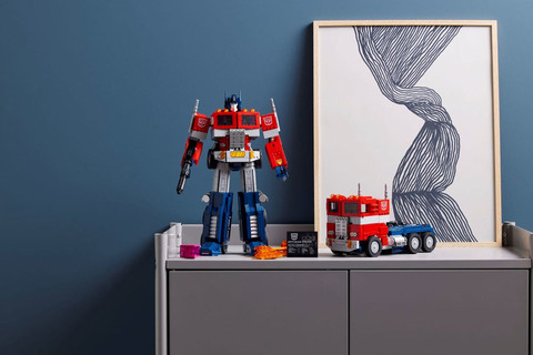 LEGO® nyár: Érkezik Optimusz fővezér a Transformers rajongók nagy örömére!