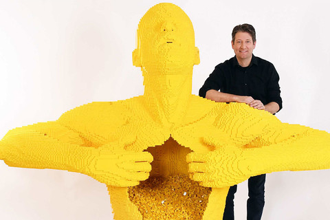 Budapestre érkezik a világ legismertebb LEGO® művészének kiállítása