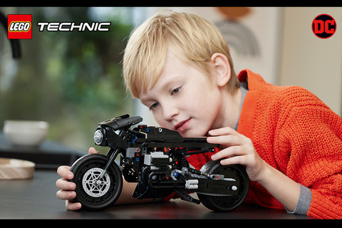 LEGO® Technic BATMAN - BATCYCLE™
