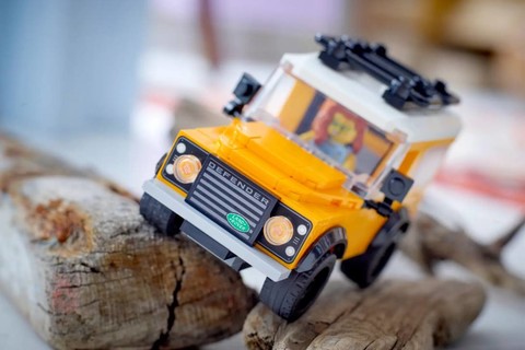 Ajándék LEGO® Seasonal Land Rover Classic Defender járhat vásárlásod mellé!