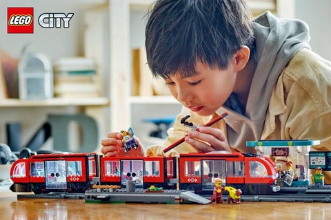 LEGO® City Belvárosi villamos és megálló 