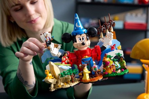 Vidd el otthonodba a varázslatot! LEGO® ICONS Disney varázs