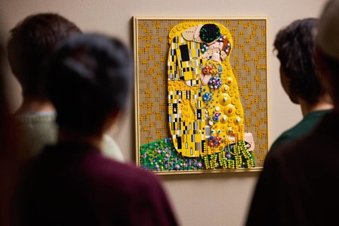 Építsd meg Gustav Klimt ikonikus remekművét a LEGO® Art A csók készlettel!