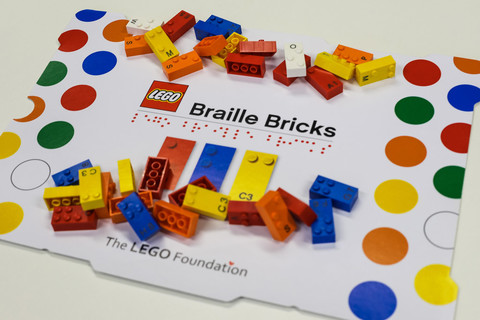 A LEGO braille kockákkal fogja segíteni a vak gyermekeket