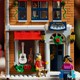 LEGO® ICONS 10308 - Karácsonyi főutca