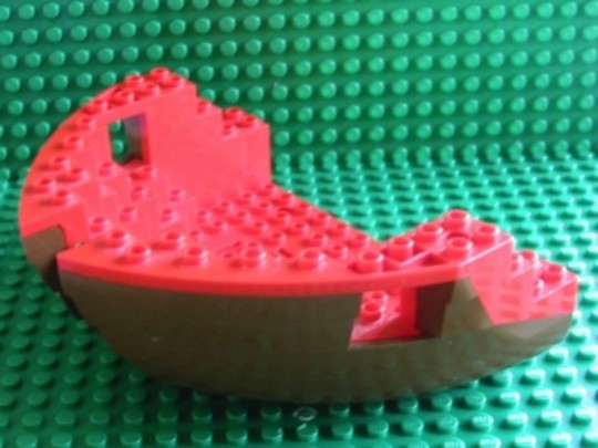 LEGO® Alkatrészek (Pick a Brick) 2557c02 - Barna 12 x 16 x 5 1/3  Hajóórr Piros Felsőrésszel - Használt