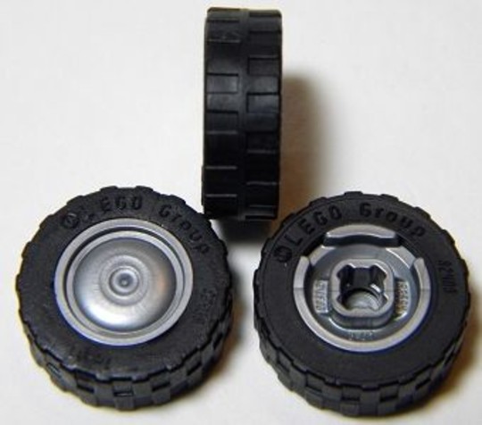LEGO® Alkatrészek (Pick a Brick) 93594c02 - Matt ezüst felni fekete gumiabronccsal