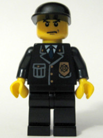 Rendőr öltönyben kék nyakkendővel, és jelvénnyel