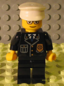 Rendőr Kék Nyakkendővel, Fehér Sisakkal