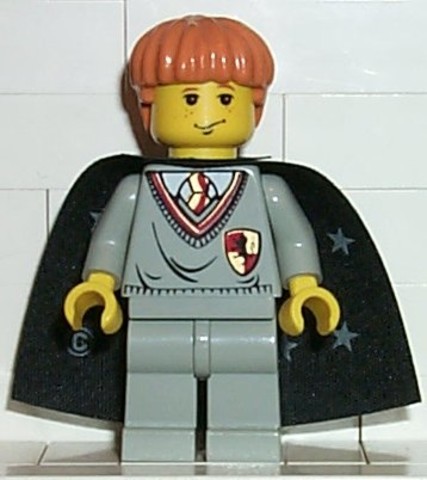 LEGO® Minifigurák hp007 - Ron Weasley - Griffendél öltözet, Fekete köpeny csillagokkal