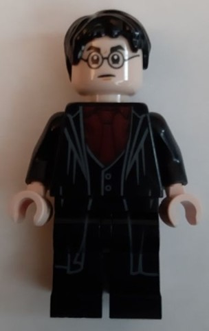 LEGO® Minifigurák hp232 - Harry Potter, sötétvörös ing és nyakkendő, fekete köpeny