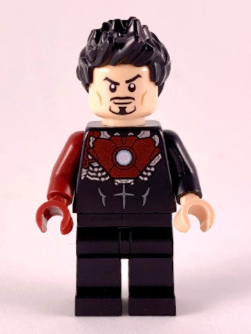 LEGO® Minifigurák sh584 - Tony Stark - Fekete vasember ruhában, piros jobb karral