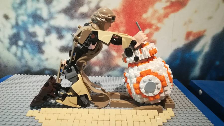 Rey találkozik BB-8-tel