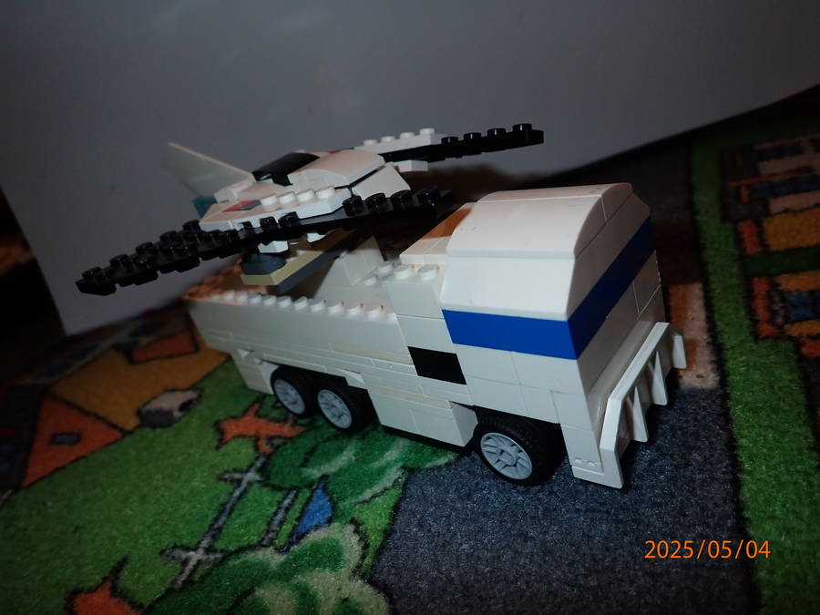 U4611 az új szuperrobot és bázisa