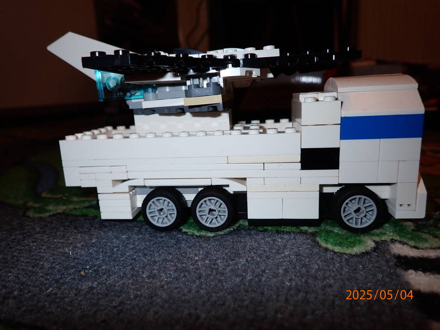 U4611 az új szuperrobot és bázisa