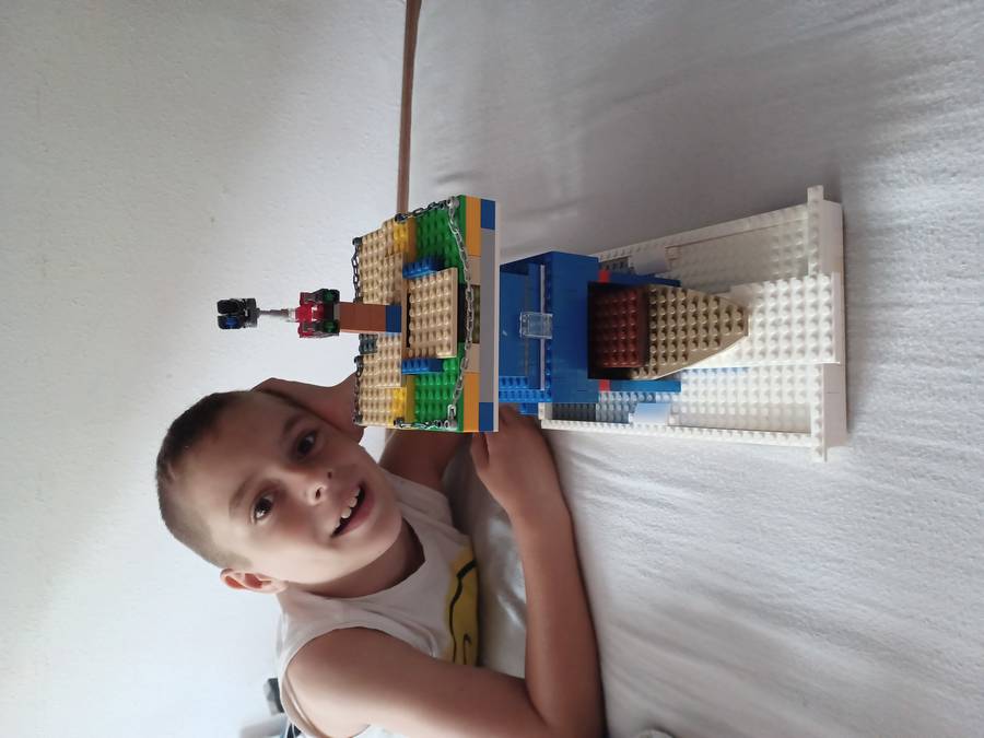 U4611 az új szuperrobot és bázisa