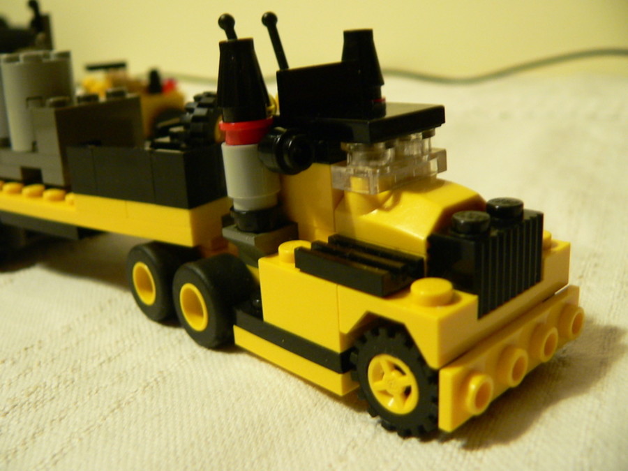 Designer Set 4096: profi csőrös vontatmányos kamion targoncával