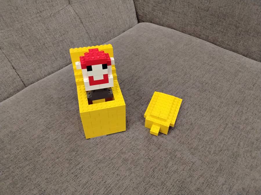 Dobozból kiugró bohóc és puki párna