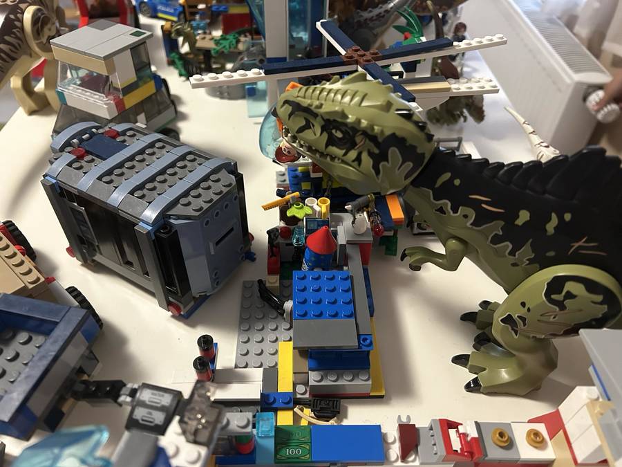 Jurassic World központ dinók támadása