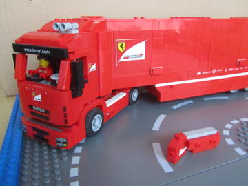 Ferrari versenyautó és szállító kamion