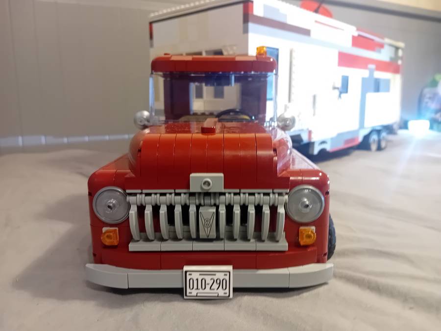  Chevrolette 3100 és egy triál autó