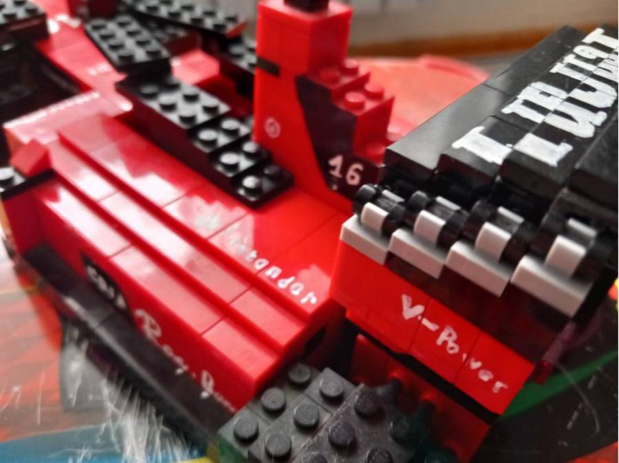 F1 Ferrari versenyautó
