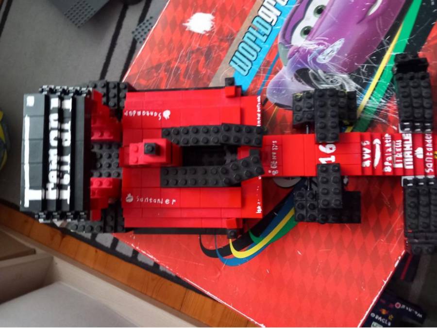 F1 Ferrari versenyautó