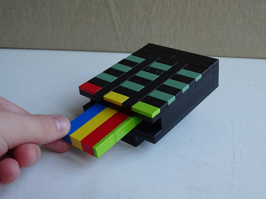 PIN terminál bankkártyával  és egy ceruza