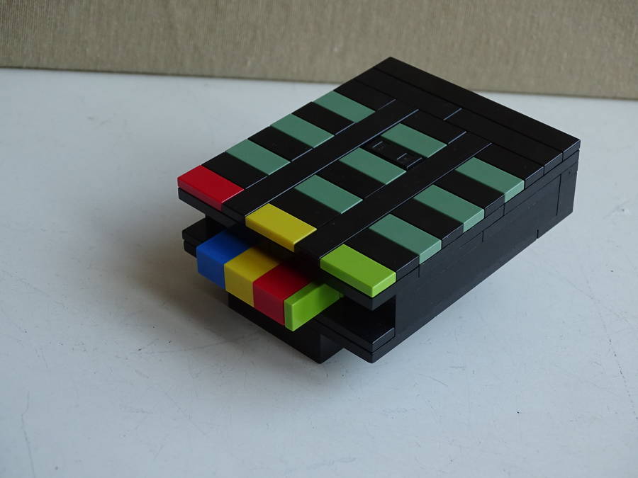 PIN terminál bankkártyával  és egy ceruza