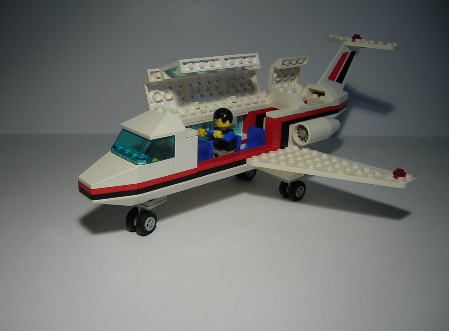 6368-Jet airliner