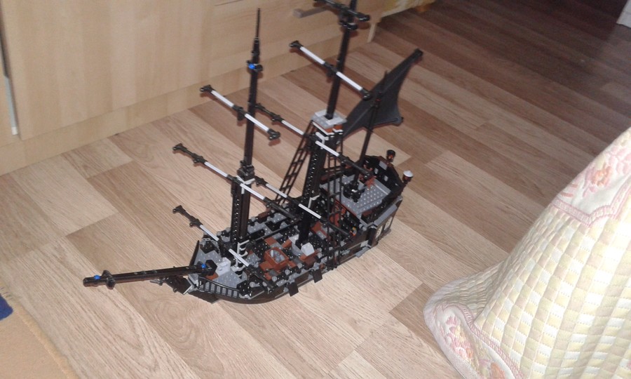 Hajó Fekete vitorlákkal