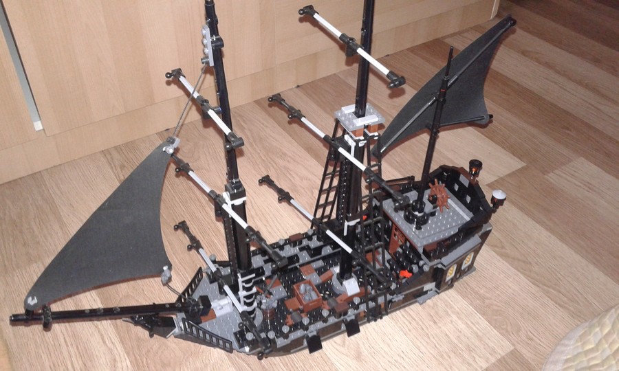 Hajó Fekete vitorlákkal