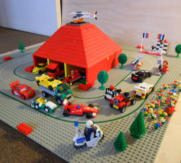 Lego garázs versenypályával