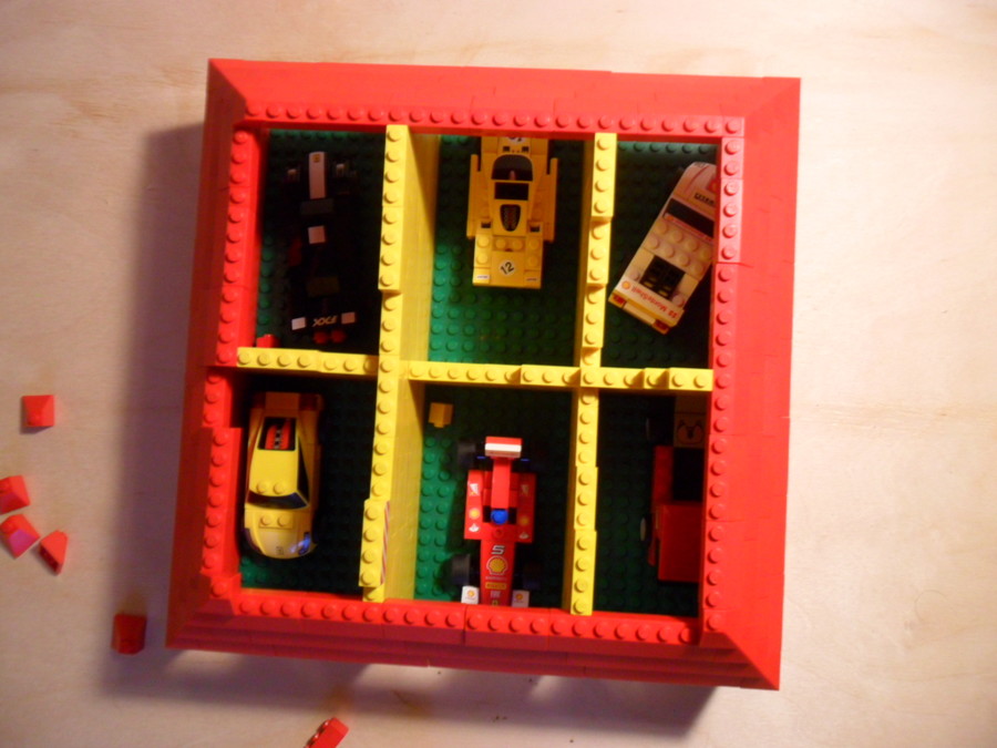 Lego garázs versenypályával
