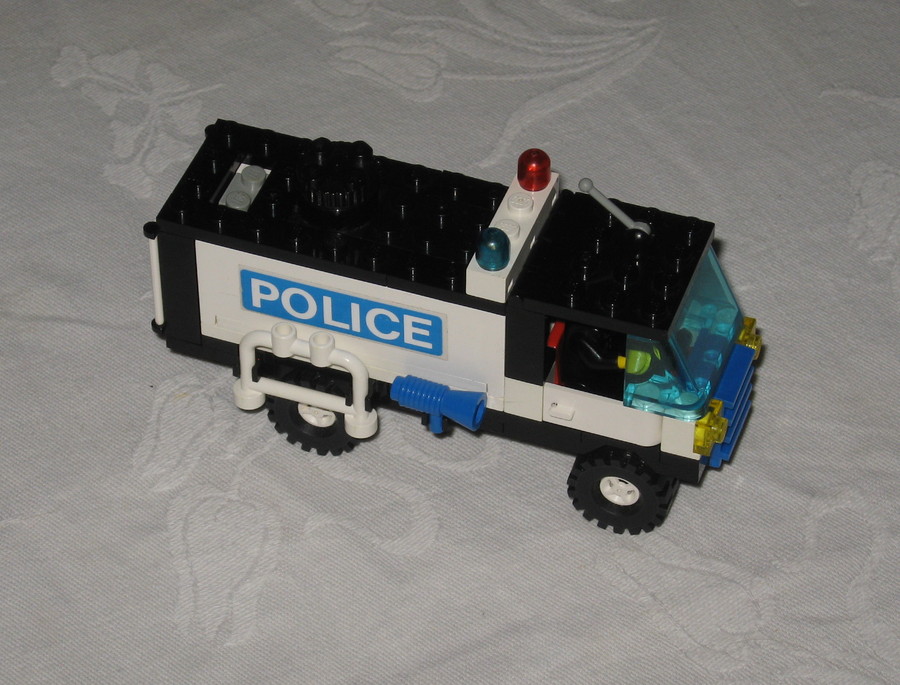 Rendőr kamion fénnyel hanggal és motorral