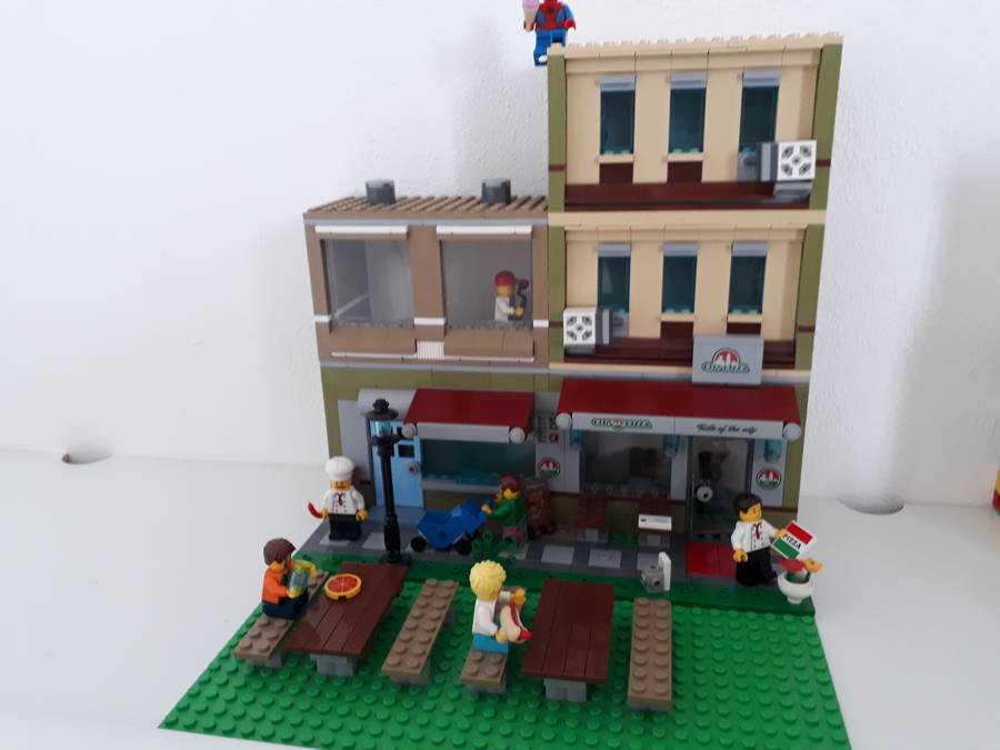 Pizzeria és készülő irodaház