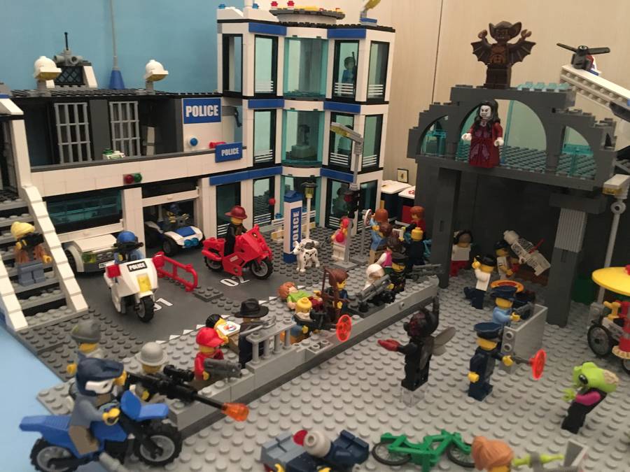 A szörnyek támadása Lego City ellen