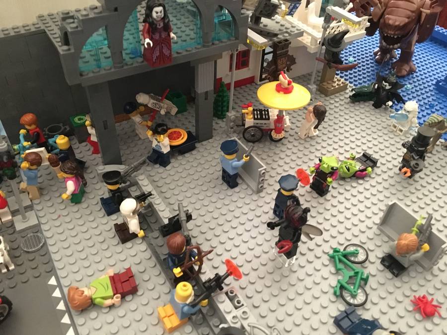 A szörnyek támadása Lego City ellen