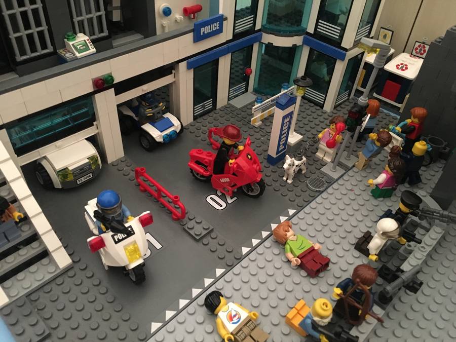 A szörnyek támadása Lego City ellen