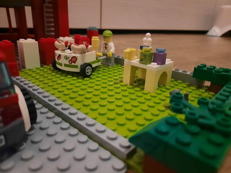 Nyitott szertárkapuk Lego City-ben