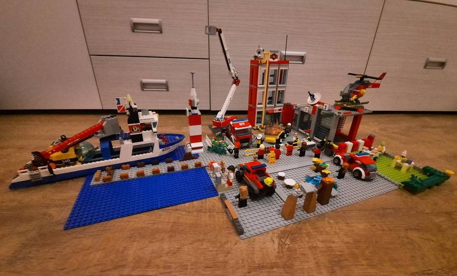 Nyitott szertárkapuk Lego City-ben