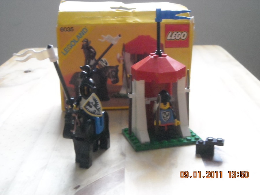 LEGO Castle 6035 Castle Guard  1987