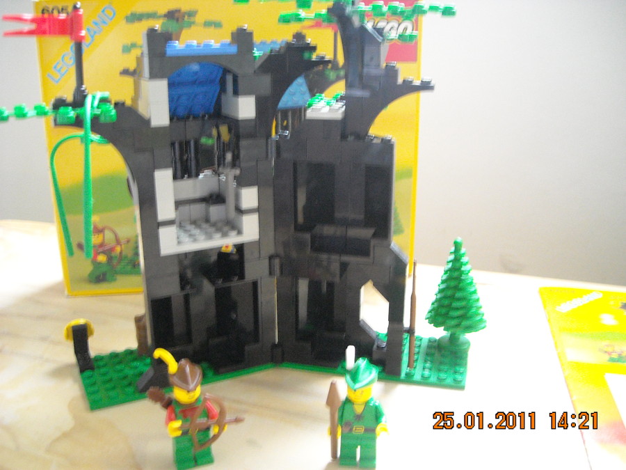 LEGO Castle  6054 Forestmen’s Hideout  1988