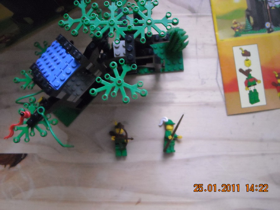 LEGO Castle  6054 Forestmen’s Hideout  1988