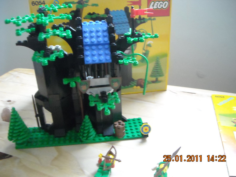 LEGO Castle  6054 Forestmen’s Hideout  1988